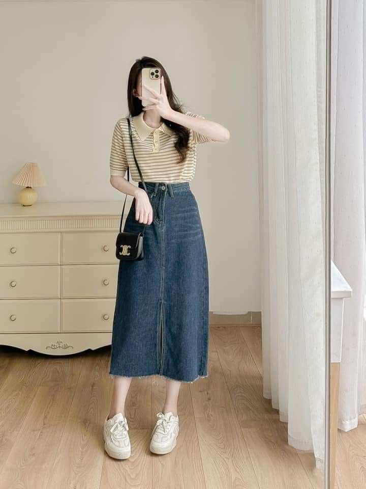 WOMEN'S COLLECTION IN KOTTAKKAL, DARK BLUE SKIRT WITH A STRAIGHT FIT.